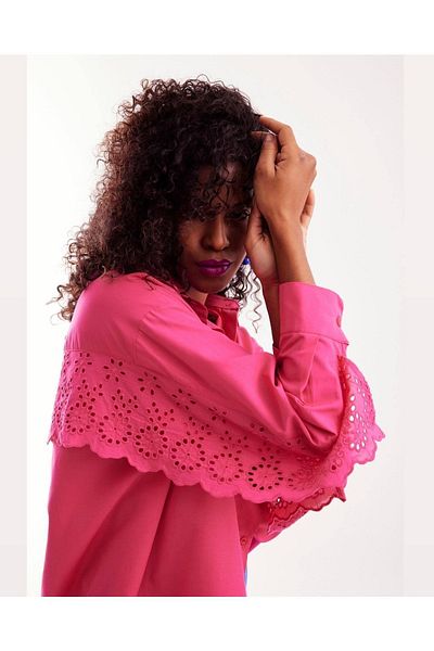BEBE PLUS Baby Women's Oversize Shirt with Scallop Detail on the Back