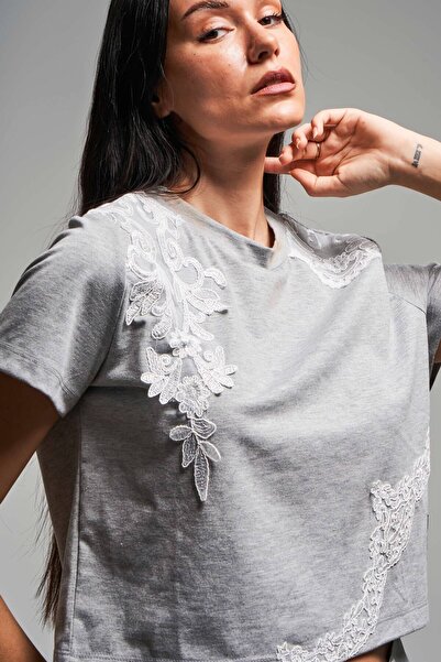 its basic Kadın Gri Renk Beyaz Dantel Detaylı Tasarım %100 Pamuk T-Shirt