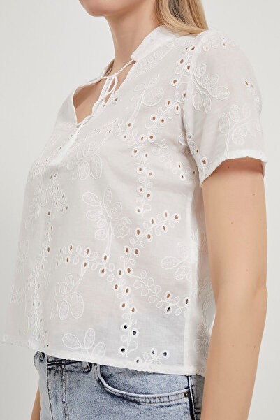 Arma Life Жіноча коротка блуза з коміром на шнурівці та вишивкою