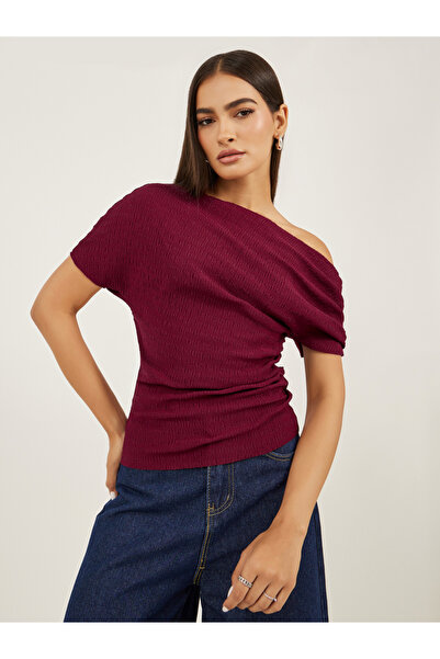 Styli بلوزة نسائية محبوكة برقبة غير متماثلة ومزخرفة باللون العنابي