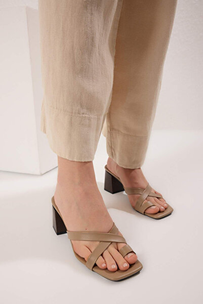 TRENDYOL SHOES Detailní dámské pantofle na podpatku z norkového dřeva TAKSS25TO00092