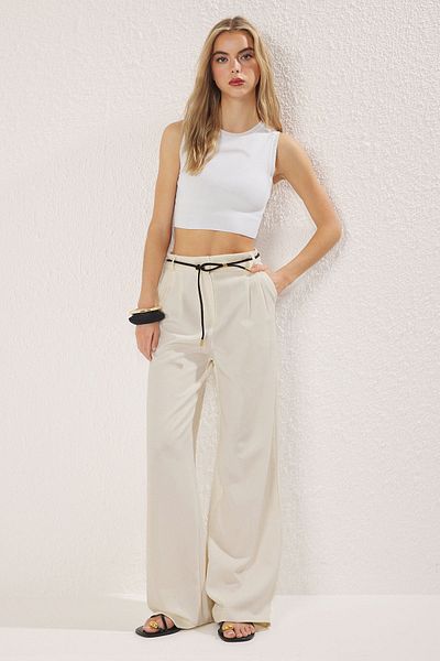 Trendyol Collection Hellbeige Hose mit weitem Bein und Gürtel TWOSS25PL00114