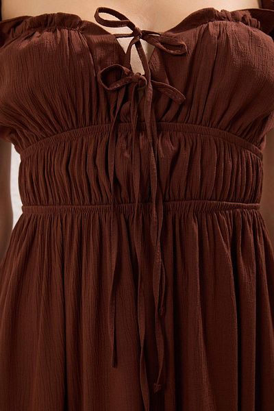 Trendyol Collection Hnědé maxi tkané šaty Gipe s detaily TBESS25EL00030