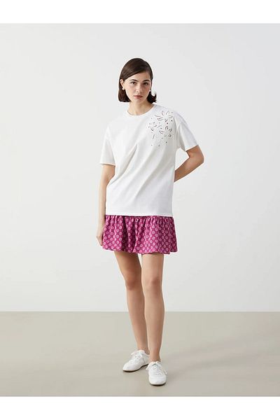 LC Waikiki Γυναικείο T-Shirt με λαιμόκοψη με φλοράλ κέντημα