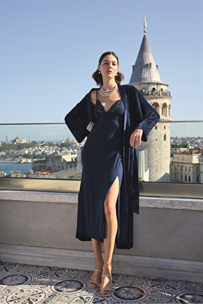 MONAMİSE طقم روب نوم مخملي مع دانتيل وفتحة صدر منخفضة