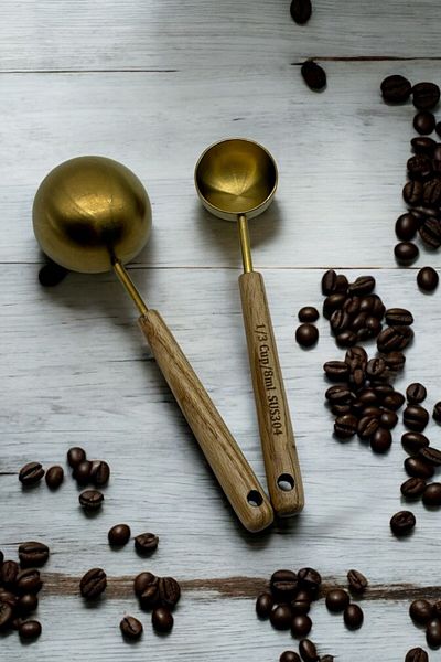 Qerhome Set of 2 Measuring Spoons with Wooden Handle 8 ml - 25 ml Gold