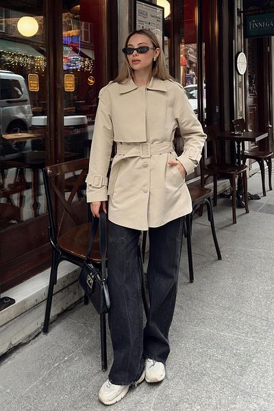 Olcay Gefütterter kurzer Trenchcoat mit Umhang und Gürtel-Detail BEJ 6689