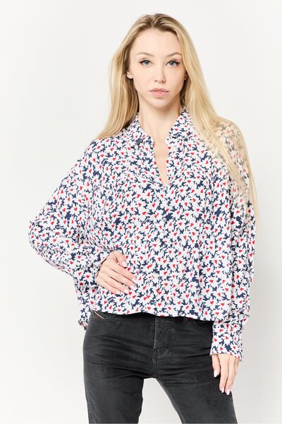 Tommy Jeans بلوزة نسائية مطبوعة بالكامل بأكمام طويلة وياقة مدببة، متعددة الألوان