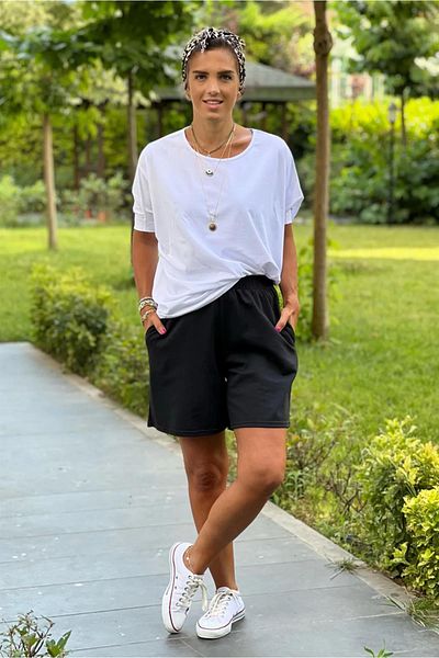 Nevin Kaya Moda Set dublu pantaloni scurți negri și bluză albă cu mâneci liliac