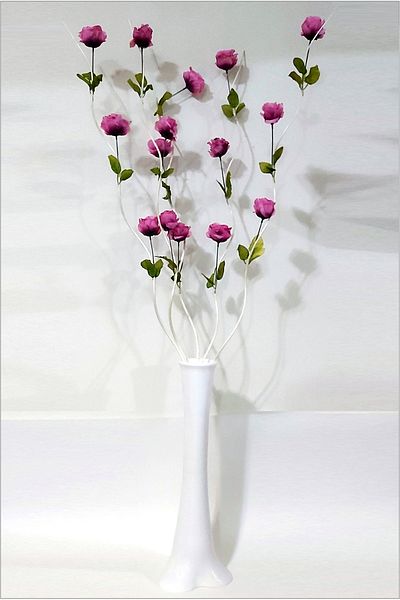M3DECORİUM Το πιο ψηλό 160 εκ. Ροζ τριαντάφυλλο 5 κυματιστές κλαδιές 60 εκ. Λεπτή μέση κωνική βάζα με φαρδιά βάση ίσιο λευκό βάζο