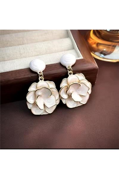 Pelin Aksesuar White Flower Earrings