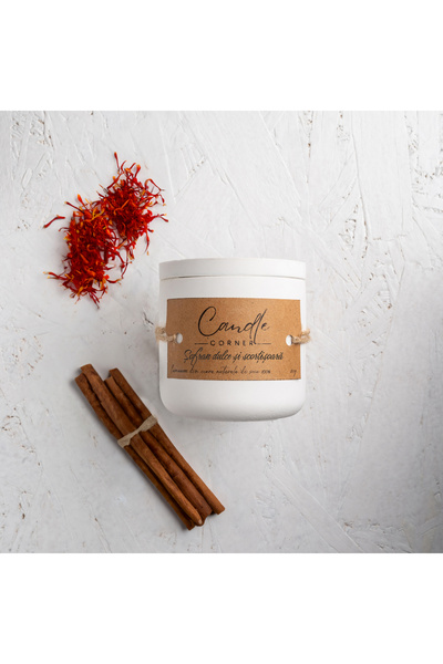 Candle Corner Lumânare parfumată lucrată manual din ceară de soia 100% naturală, șofran și scorțișoară, recipient ceramic alb