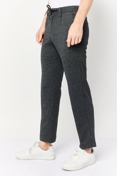 CELIO Men Loose Fit Textured Chino Pants, Black