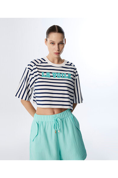 Twist ÇİZGİLİ SLOGAN NAKIŞLI CROP T-SHIRT