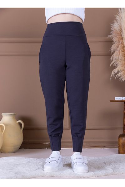 Kinzi Pleated Carrot Leg Pants