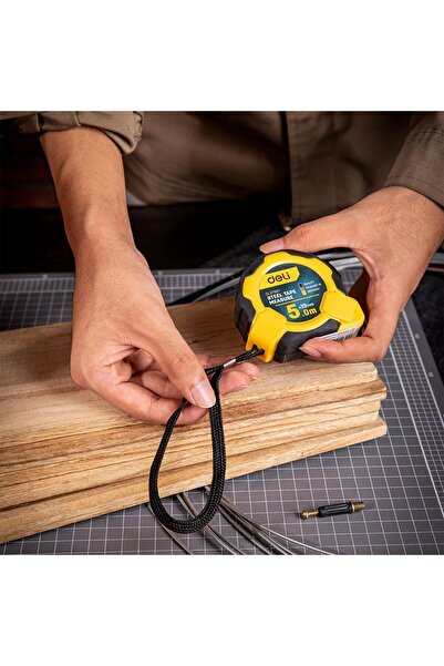 Deli DL3796Y Self Locking Measuring Tape, 5 Metre x 19 mm
