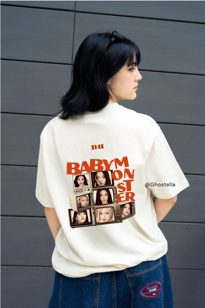 Minga London تيشيرت للجنسين مقاس كبير بطبعة ظهر بيبي مونستر باللون البيج - Gh...
