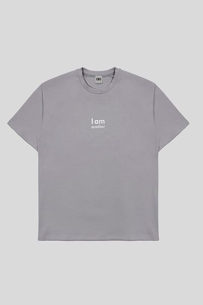 GMG FIRENZE تي شيرت رجالي أساسي مطبوع عليه I AM ANOTHER