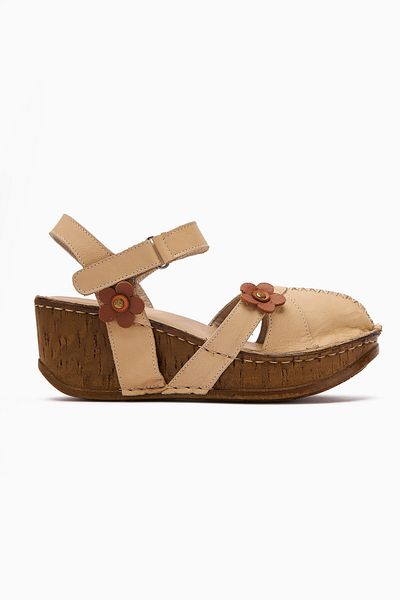 Limoya Sandale de damă Katlyn Beige din piele naturală, cu detaliu floral, cu vârf închis, cu toc cu pană