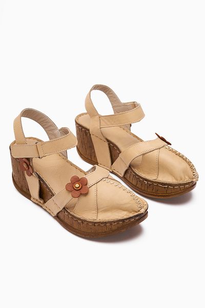 Limoya Sandale de damă Katlyn Beige din piele naturală, cu detaliu floral, cu vârf închis, cu toc cu pană