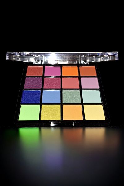 wonderway 16-Piece Eyeshadow Palette - Eye Pen and Eyeshadow Brush Gift