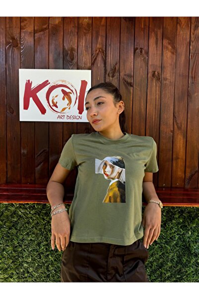 Butik بيلي إيليش مع أقراط اللؤلؤ / تي شيرت نسائي باللون الكاكي