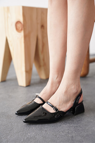 Lizzu حذاء نسائي مفتوح من الخلف بكعب قصير وواقي واحد من الجلد الأسود اللامع