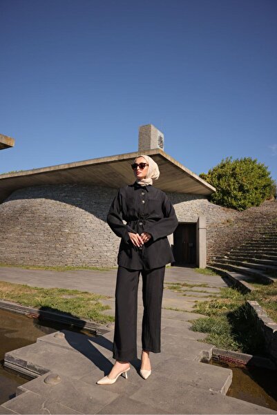 Afili butik طقم مكون من قطعتين بتفاصيل أزرار وربطة عنق