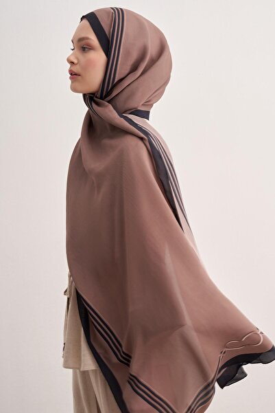 carell Μονόχρωμο καφέ μονόγραμμα σάλι με φλούς