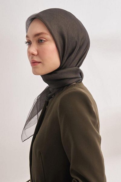 ARMANDA وشاح من التول بطبقة مزدوجة من الحرير بنسبة 30% - أسود-كاكي