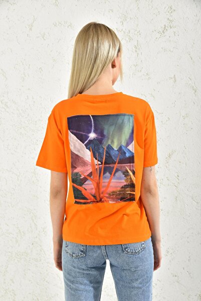 MOVİMENT Πορτοκαλί μπλουζάκι με κεντημένο μπροστινό μέρος και λεπτομέρεια στάμπας στην πλάτη