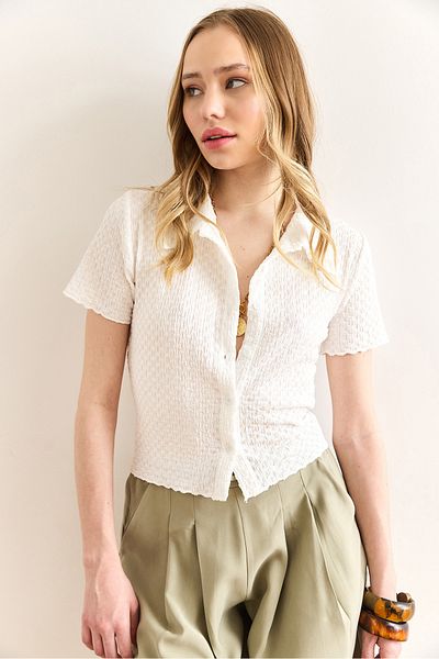 Olalook Weißes, strukturiertes, kurzärmliges Slim-Fit-Hemd für Damen GML-19001351