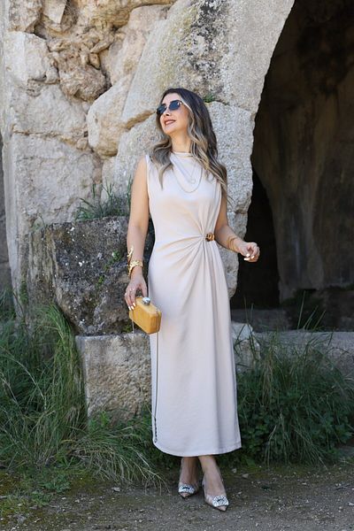 bytugcekaya Φόρεμα με μηδενικό μανίκι με μπεζ ντραπέ χρυσή πόρπη