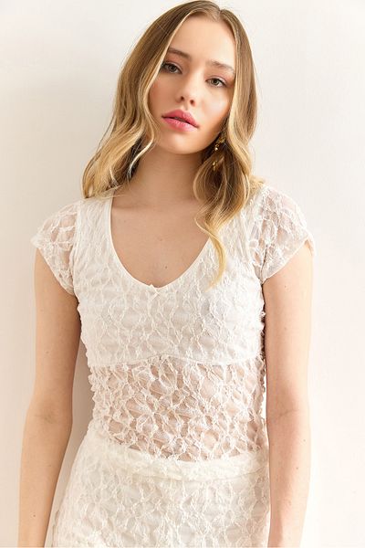 Olalook Women White Roba Lined V Neck Crop Lace Blouse Blz-19003002