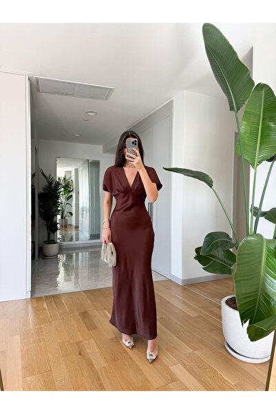 HARMONY GLOBAL فستان متوسط ​​الطول من الساتان البني بياقة على شكل حرف V – أني...