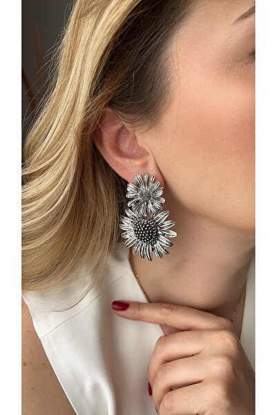 Accessories Silver Sallantılı büyük papatya küpe