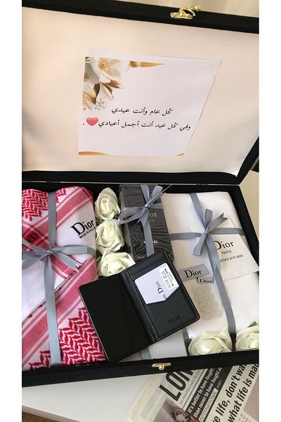 Ni Deir Dior men's 4-piece set: cloth, shemagh, perfume, and wallet