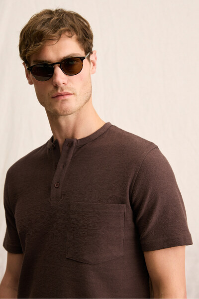 GRIMELANGE Ανδρικό μπλουζάκι ERMAC με κοντό μανίκι με κουμπιά δικαστή σε σκούρο καφέ