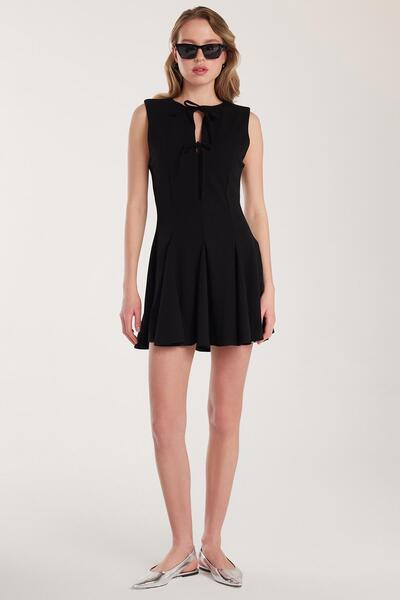 Tudors Kadın Regular Fit Klasik Kesim Boyun Bağlama Detaylı Mini Siyah Elbise