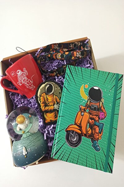 Alanç Yılbaşı Hediye Seti Astronot Müzikli Orta Boy Kar Küresi, Kupa, Defter, Boyun ,ipi,bardak Altı