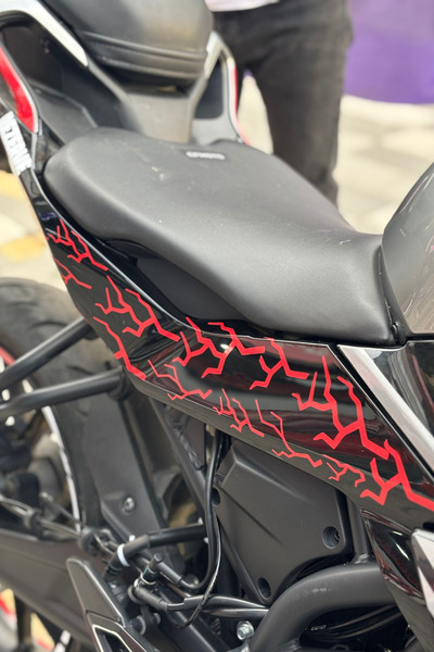 Banxtre طقم لايتنينج مع قطع لون أحمر للمحرك والخوذة (32 قطعة)