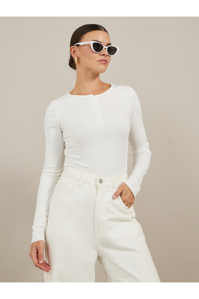 Styli بلوزة ضيقة بفتحة رقبة دائرية وأزرار