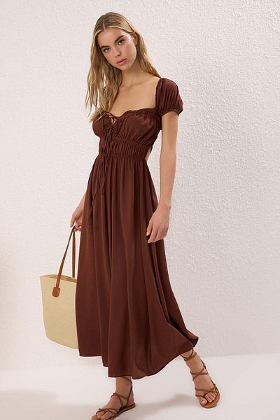Trendyol Collection Hnědé maxi tkané šaty Gipe s detaily TBESS25EL00030