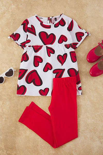 TRENDYOLKIDS Rotes Mädchen-Set aus Baumwolle mit Herz-Aufdruck, kurzärmelig, Leggings, gestrickt, Oberteil und Unterteil, TKDSS24AU00032