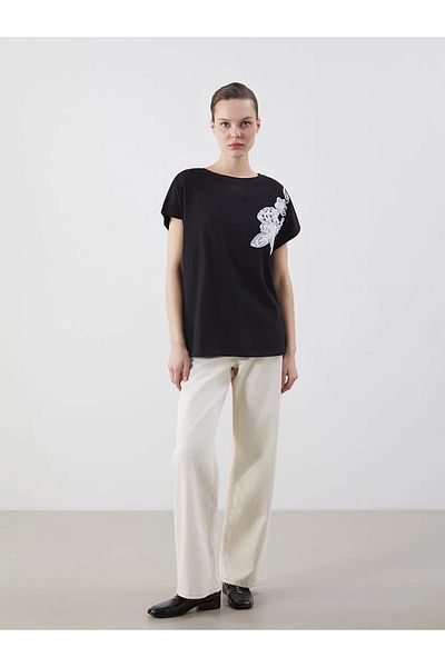 LC Waikiki Γυναικείο T-Shirt με λαιμόκοψη με απλικέ λεπτομέρεια