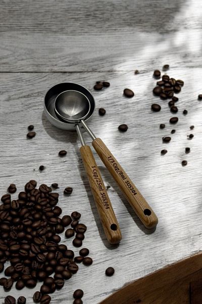 Qerhome Set of 2 Measuring Spoons with Wooden Handle 8 ml - 25 ml Silver