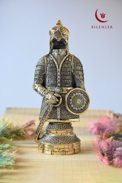 Bilenler Fetih Zırh Ayetel Kürsi Biblo 11x21 Cm (KÜÇÜK BOY) – Altın Renk Metal Dekoratif Aksesuar