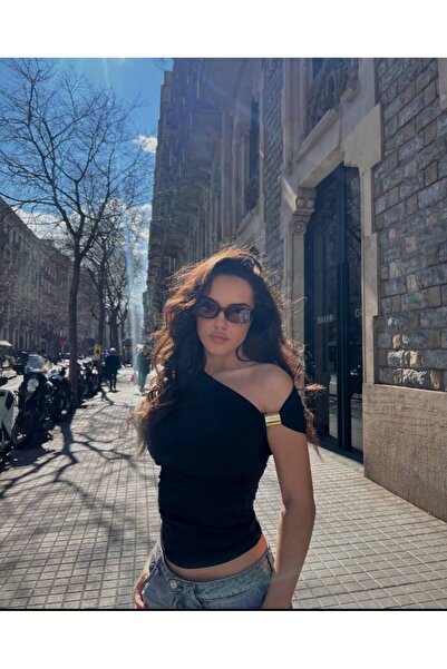 Butik Vücuda Oturan Omuz Detaylı Bluz