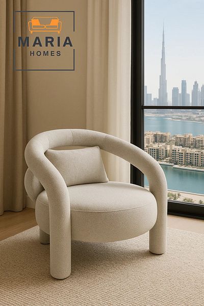 MARIA HOMES كرسي عصري باللون البيج بلمسة فنية مميزة - كرسي بذراعين دائري بإطار أنبوبي ونمط فاخر بسيط