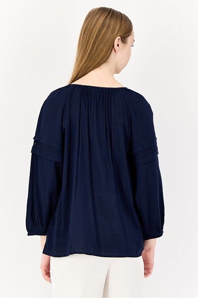 GAP بلوزة نسائية مطرزة بأكمام طويلة ورقبة دائرية، لون أزرق داكن